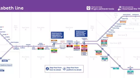 Reina Isabel II visita por sorpresa la línea de metro con su nombre