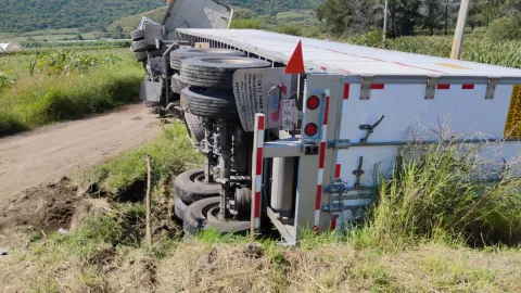 ÚLTIMA HORA Vuelca tractocamión cargado con explosivos en Jalisco; ¿hay riesgo de explosión