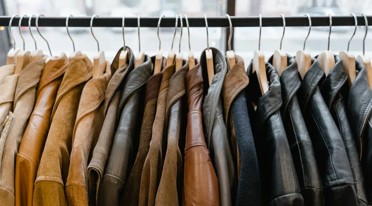 ¿Cómo limpiar la ropa hecha con cuero sin dañarla? Este es el truco