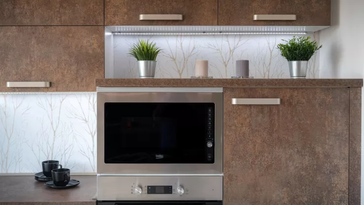 ¿Cómo eliminar la grasa pegada del microondas?