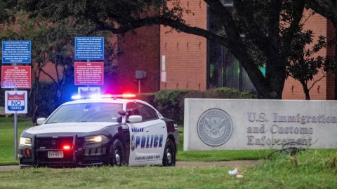 El personal policial responde a la escena de un tiroteo en una oficina de campo del Servicio de Inmigración y Control de Aduanas (ICE) en Dallas , Texas, EE. UU., el 24 de septiembre de 2025.
