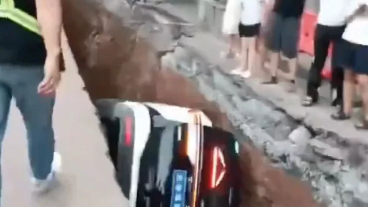 Captan momento en que mujer cae en una sanja y es rescatada por civiles en China