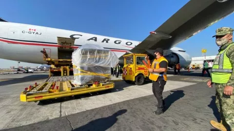 Llega a México el tercer lote de vacunas Pfizer.