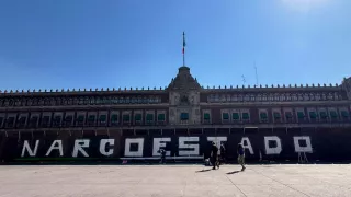 Vallas de Palacio Nacional pintadas como “Narcoestado"; incluyen lista de “narcopolíticos”