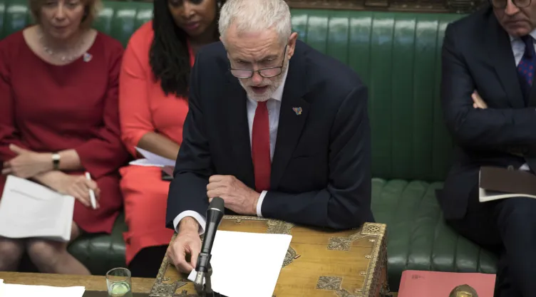 El dirigente del Partido Laborista británico Jeremy Corbyn habla en el Parlamento, 19 de junio de 2019. Imagen, AP.