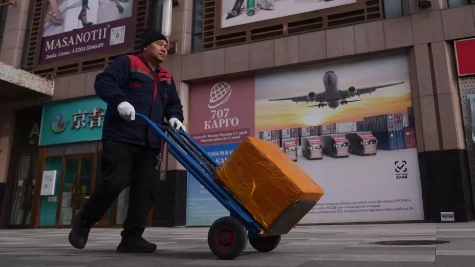 Traslado de mercancía en el Centro de Comercio Internacional Ritan en Pekín