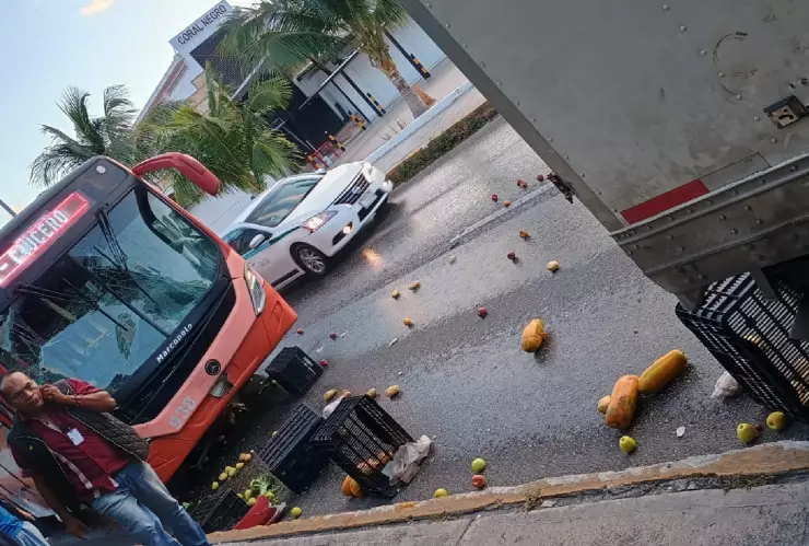 Choque en zona hotelera de Cancún HOY complica flujo vehicular.jpg