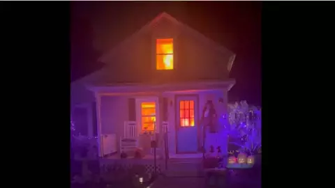 Decoración de Halloween es tan realista en vivienda de NY asusta a los vecinos; video