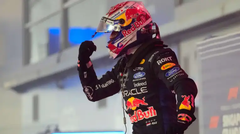 Max Verstappen celebra tras ganar el Gran Premio de Singapur.