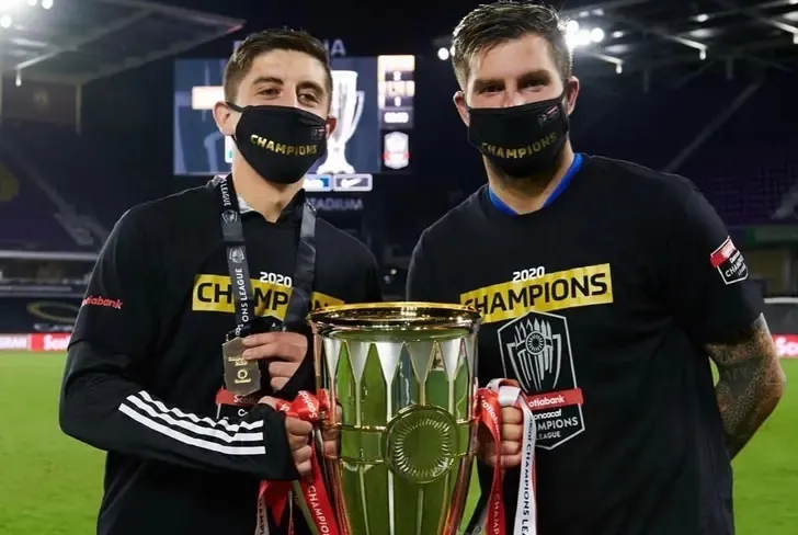 Adrián Garza festeja Conchampions con André Pierre Gignac Tigres Costa Rica
