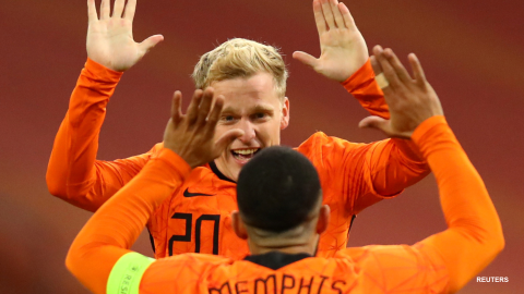 Donny van de Beek celebra su gol