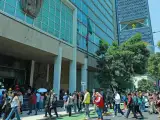 Trabajadores del IMSS en simulacro de sismo.