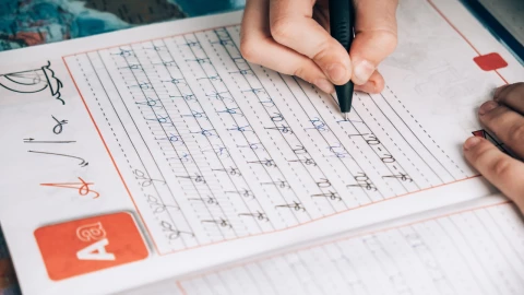 El significado de escribir todo en mayúsculas, según la grafología