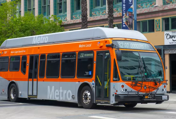 Una mujer de la calle atacó a un conductor de autobús en Los Ángeles