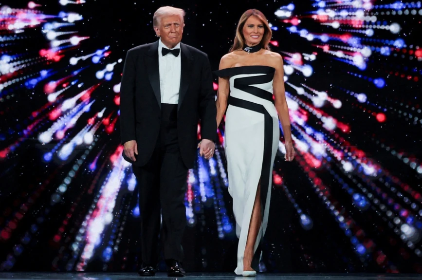 Fotos y momentos destacados de Donald Trump y Melania durante la toma de protesta presidencial.