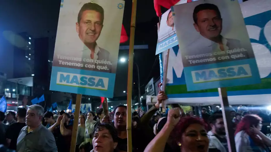 Partidarios de Sergio Massa, candidato presidencial de Argentina.