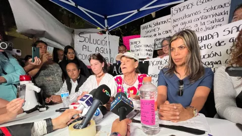 Vecinos de 8 colonias en Benito Juárez bloquean Insurgentes por agua con olor a gasolina; cierre duró más de 9 horas