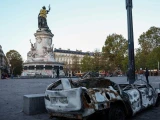 Un coche destrozado cerca de la estatua de Marianne en la Plaza de la República, con un chaleco amarillo encima, al día siguiente de los enfrentamientos durante una jornada nacional de manifestaciones contra el coste de la vida y el aumento del precio del combustible, en París, Francia , 18 de octubre de 2026.