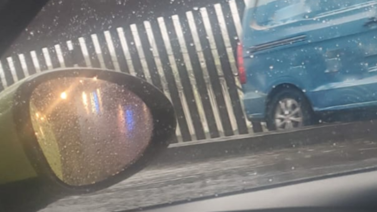 Carro en la Internacional.