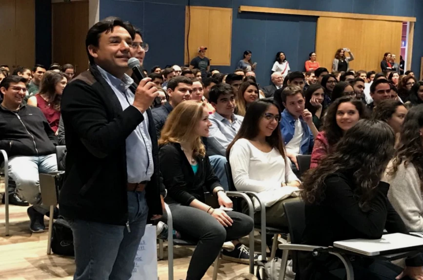 Esteban Macias interactuando con los universitarios de la UP
