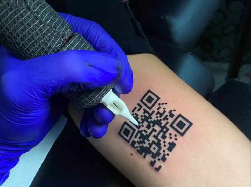 Joven se tatuó su certificado de vacunación contra COVID-19 en el brazo
