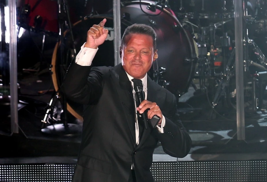 Usuarios de redes sociales compartieron diferentes imágenes en las que se hace mofa de una fotografía del cantante en la que parece tener sobrepeso