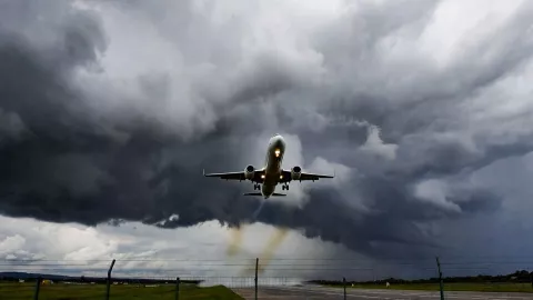 ¡MAL CLIMA pone en riesgo importante vuelo nacional! Estado del Aeropuerto Internacional del Bajío hoy 30 de enero EN VIVO.jpg