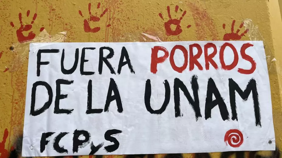 Frase “Fuera porro de la UNAM” sobre una cartulina