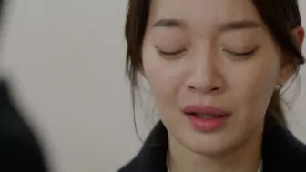 En el hospital, el tío de Young‑ho y Young‑joon tienen una conversación llena de arrepentimiento: Young‑joon confiesa que intentó suicidarse porque se sentía culpable por la ambición familiar.