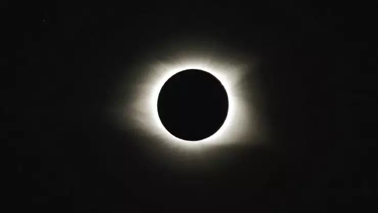 ¿Causa CEGUERA ver un eclipse solar son protección