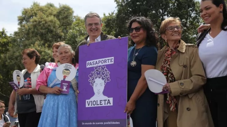 El aspirante a la presidencia de México, Marcelo Ebrard anunció el Pasaporte Violeta que tiene como objetivo apoyar a las mujeres