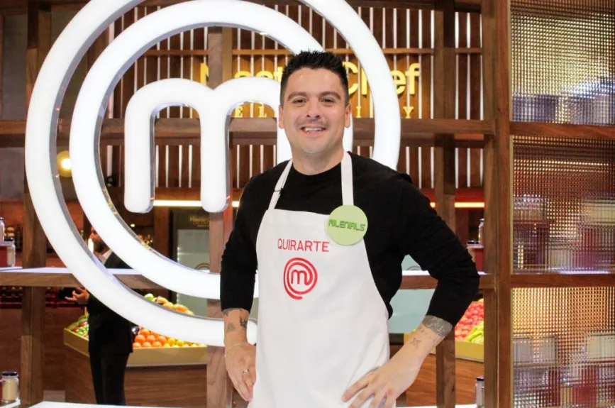 Carlos Quirarte es uno de los conductores más queridos de la pantalla de Azteca UNO y destaca en programas como: Al Extremo y Venga la Alegría Fin de Semana. | Foto: TV Azteca