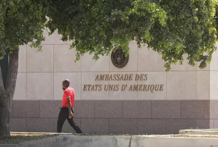 Diplomáticos de Estados Unidos y Europa desalojan sus oficinas en Haití tras ola de violencia en el país.