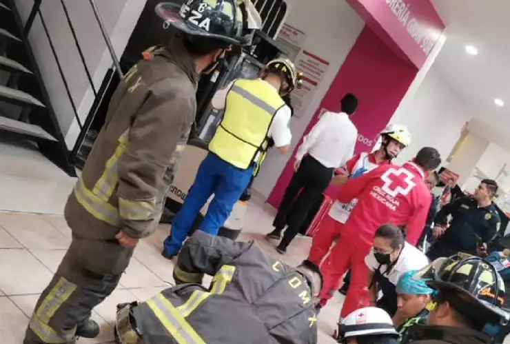 Muere una mujer tras el desplome de elevador en plaza comercial de CDMX
