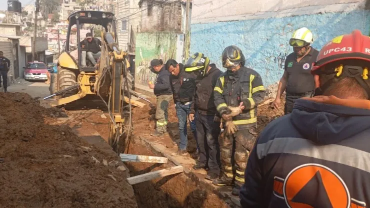 Personal de Bomberos y Protección Civil realizan labores de rescate en colonia las cruces, Magdalena Contreras.
