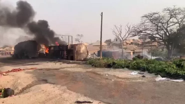 Tragedia en Nigeria: Explota pipa repleta de gasolina y deja 60 muertos