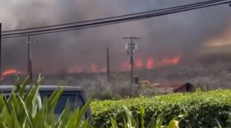 Incendio en Maui, Hawái, obliga a cerrar carreteras y evacuar zonas cercanas. Las llamas están cerca de la devastada Lahaina.