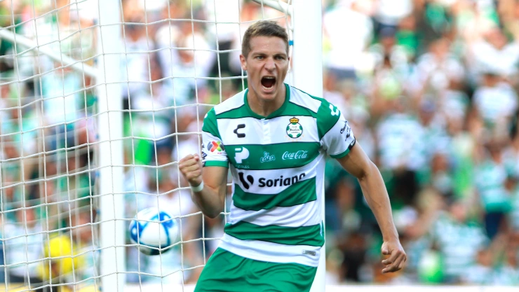 Santos en lo más alto. 