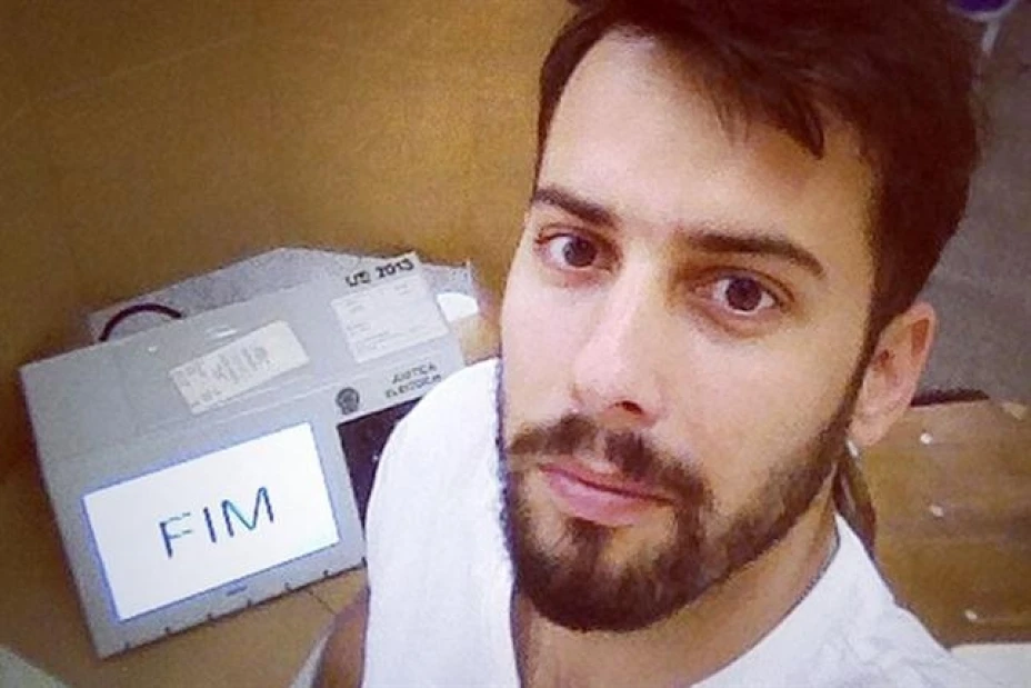 Durante la jornada electoral en Brasil, las selfies dentro de las urnas de votación fueron la sensación entre los jóvenes.