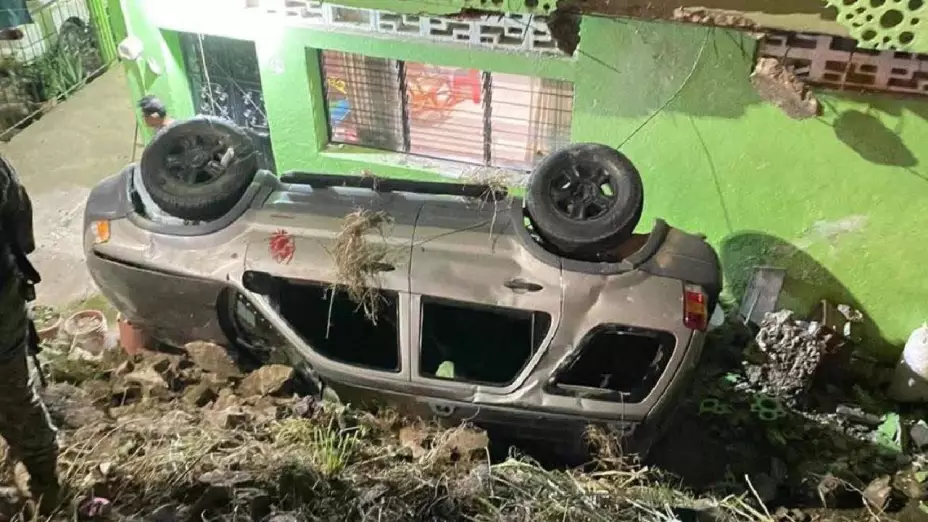 Camioneta se vuelca y cae a zanja en carretera hacia Zihuatanejo