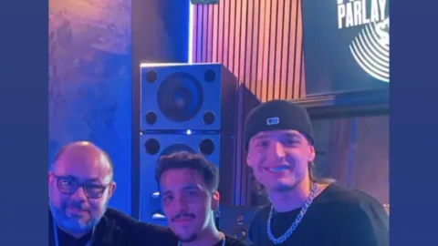 ¿Anuncian nueva colaboración? Nodal y Peso Pluma posan juntos en un estudio de grabación