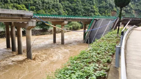 ¡Tragedia! Por fuertes lluvias puente cae y mueren 12 personas en China
