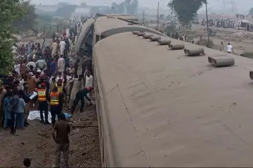 Labores de rescate de un tren que descarriló en Pakistán.