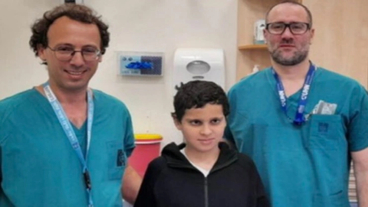 medicos unen cabeza a cuerpo de niño