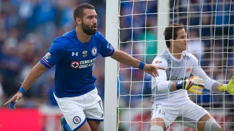 Mart&iacute;n Cauteruccio celebra un gol con Cruz Azul