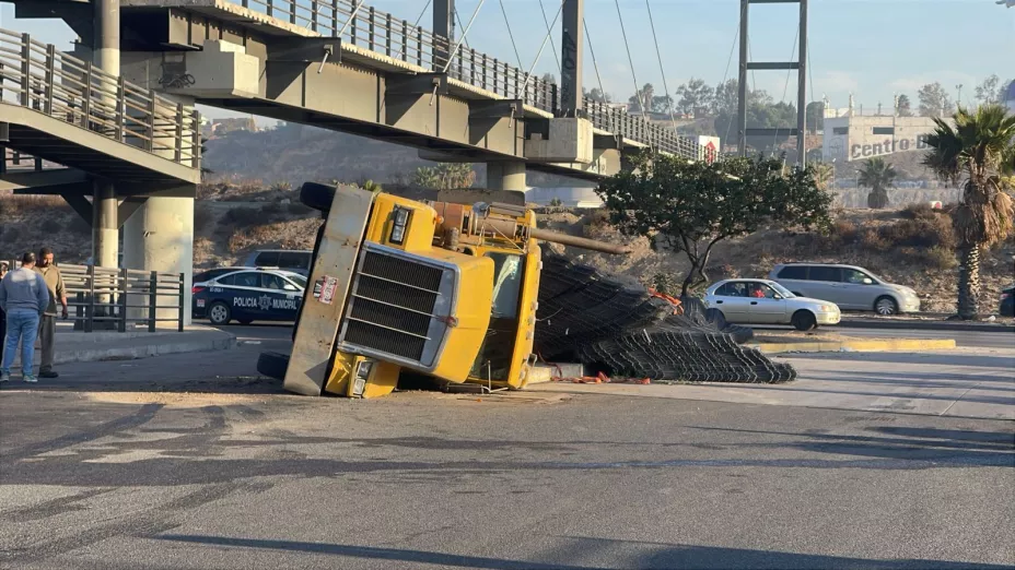 Vía Rápida poniente en Tijuana, volcadura de un camión