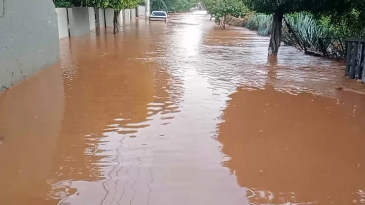 Se desborda río en Atotonilco el Alto; deja incomunicados a los habitantes del Barrio Josefino