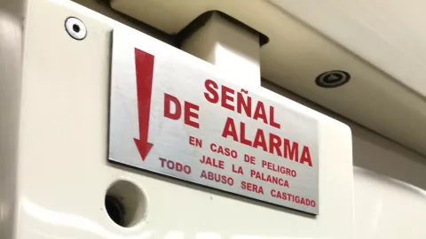 Activan la palanca de emergencia del Metro y provocan retrasos y caos
