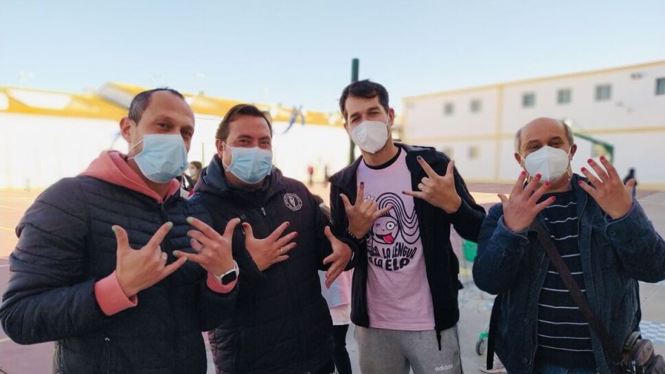 Maestros con las uñas pintadas.jpg