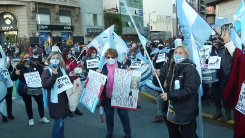 En Argentina protestan contra nuevo confinamiento por COVID.